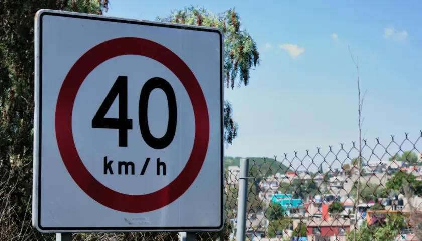 Znak ograniczenia prędkości 40 km/h. Uważaj na drogach, zwłaszcza w pobliżu zabudowań.