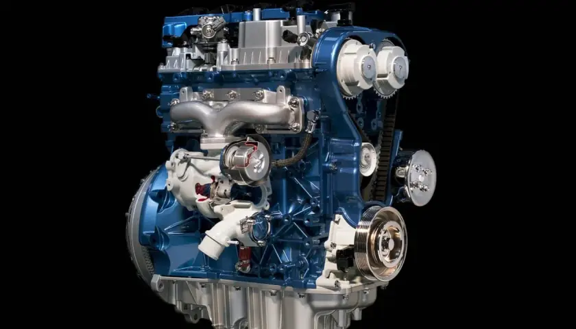 Błękitny silnik 1.6 Ecoboost z turbosprężarką i paskiem rozrządu, prezentowany na czarnym tle.