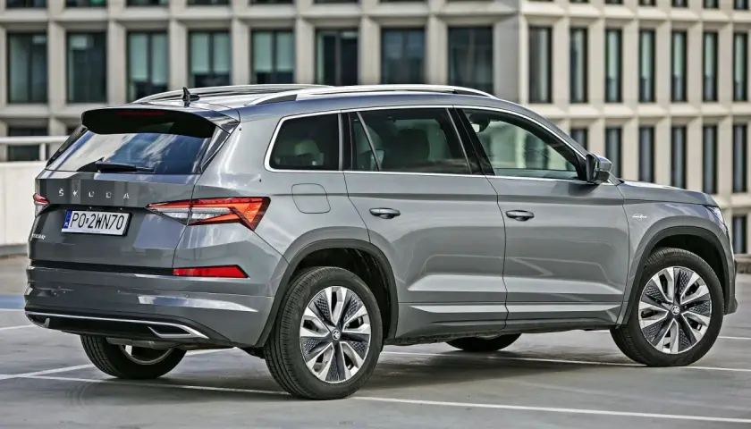 Szary Skoda Kodiaq na parkingu. Sprawdź aktualne skoda kodiaq - ceny i oferty.