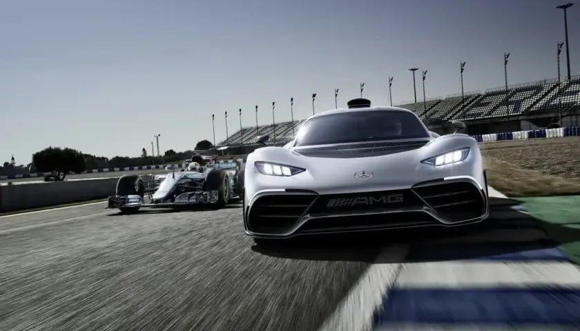 Mercedes Project One na torze wyścigowym, ścigany przez bolid F1. Dwa wcielenia prędkości.