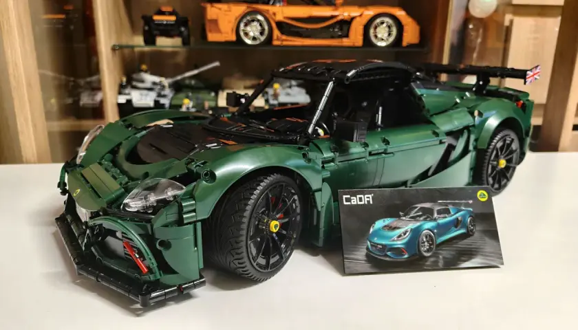 Zielony model samochodu Lotus Exige z klocków, obok którego leży pudełko z jego wizerunkiem.