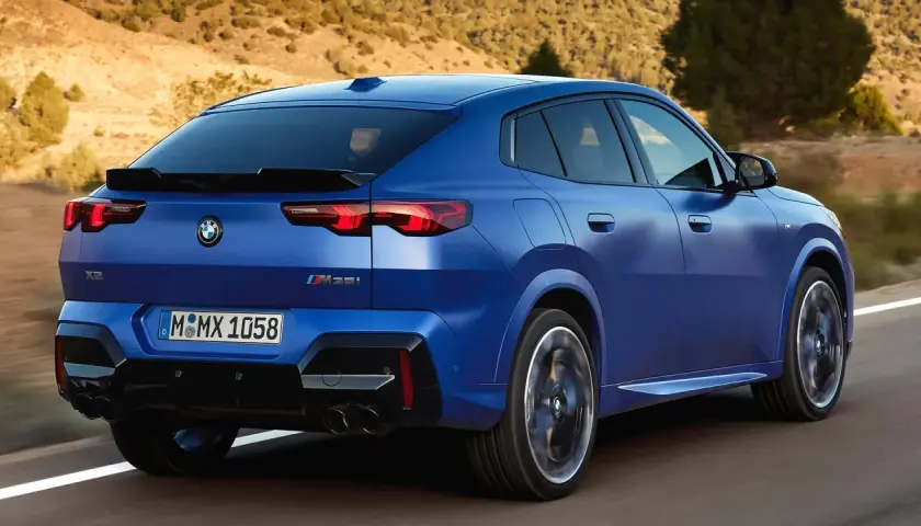 Niebieskie BMW X2 M35i pędzi po drodze. Sprawdź aktualną bmw x2 cena i dostępne konfiguracje.