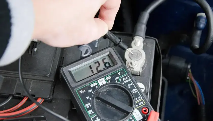 Pomiar napięcia akumulatora multimetrem pokazuje 12.6V. Tak sprawdzisz stan baterii.