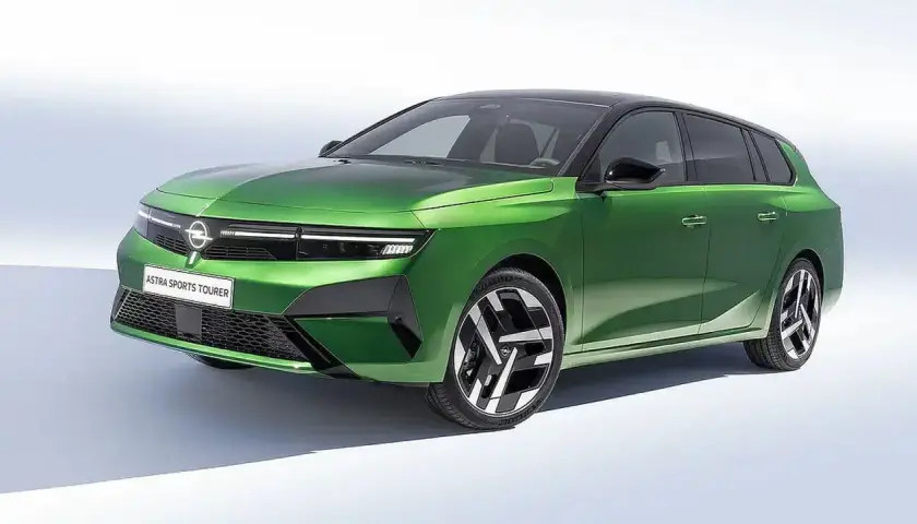 Nowy model Opla Astry Sports Tourer w jaskrawym zielonym kolorze, z czarnym dachem i futurystycznymi felgami.