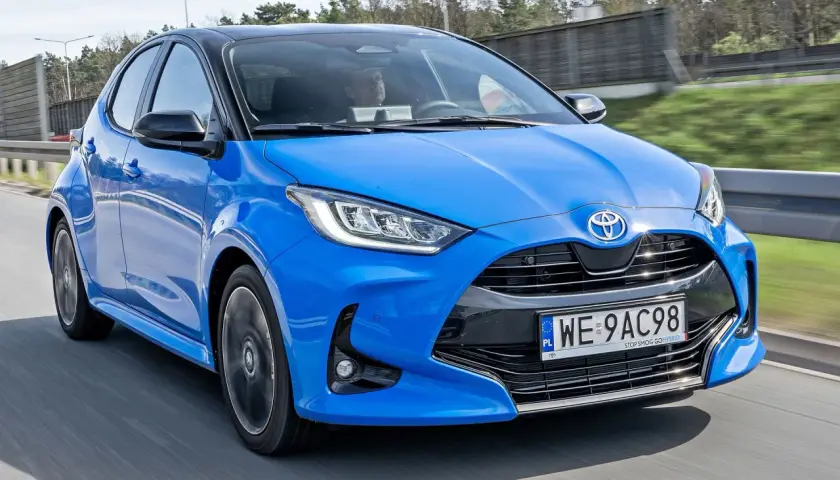 Niebieski Toyota Yaris Hybrid w ruchu. Sprawdź atrakcyjną toyota yaris cena i wybierz swój wymarzony model.