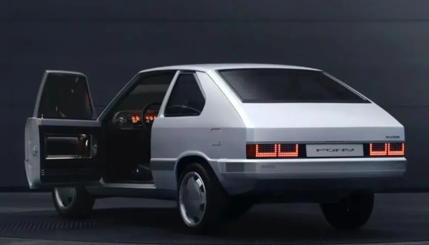 Biały Hyundai Pony z lat 80. z otwartymi drzwiami, widoczne wnętrze i charakterystyczne tylne światła.