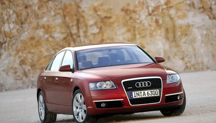 Czerwony Audi A6 C6 2.7 TDI na tle skalistego zbocza.