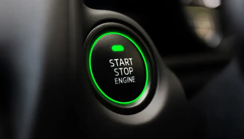 Przycisk "START STOP ENGINE" z zielonym podświetleniem. Gotowy, by dowiedzieć się, jak odpalic auto?