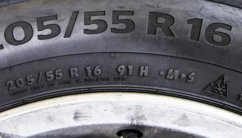 Opona z oznaczeniem 205/55 R16, indeks nośności 91H. Symbol M+S i płatka śniegu.