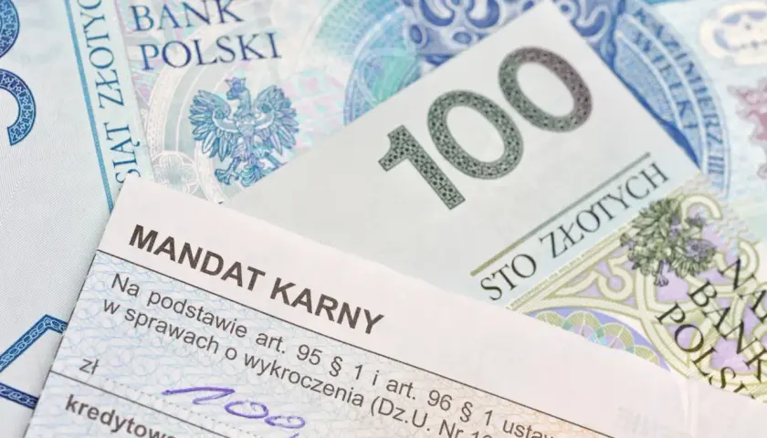 Mandat karny leżący na banknotach 100 zł. Czy to zapowiedź nowego taryfikatora mandatów 2026?