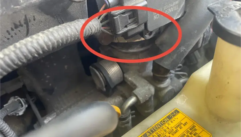 Silnik Toyoty z błędem DTC P0171. Czerwone kółko zaznacza przepustnicę i jej złącze.