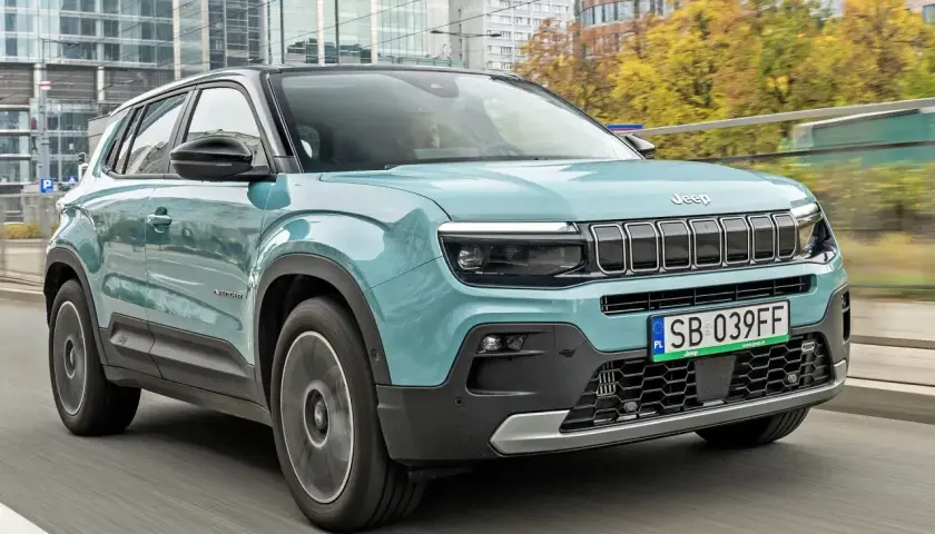 Turkusowy Jeep Avenger na ulicach miasta. Sprawdź atrakcyjną jeep avenger cena i wybierz swój wymarzony model.