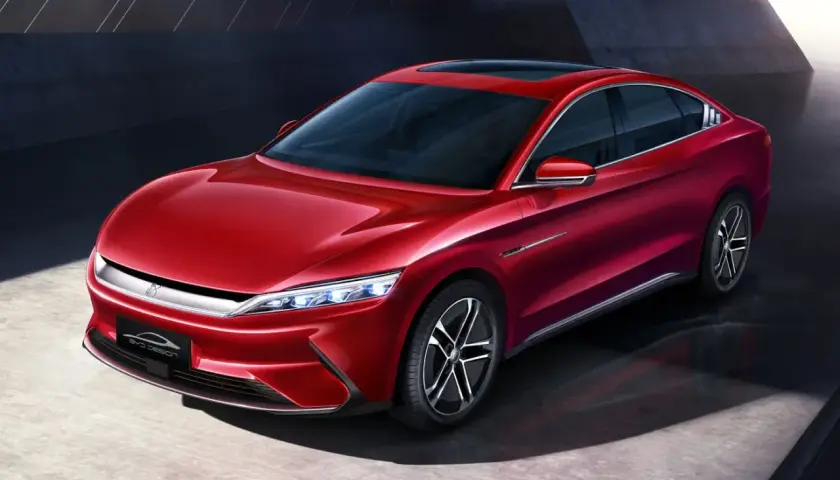 Błyszczący, czerwony sedan BYD Han prezentuje nowoczesny design z eleganckimi liniami i futurystycznymi światłami.