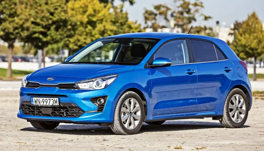 Niebieskie Kia Rio, idealne do miasta, zgrabne kia rio wymiary pozwalają na łatwe parkowanie.