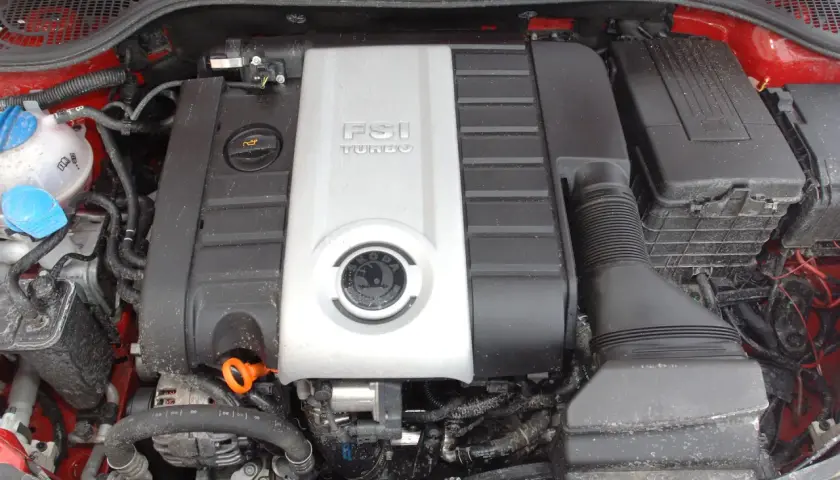 Silnik FSI Turbo, jeden z najlepszych silników benzynowych, w komorze silnika samochodu Skoda.