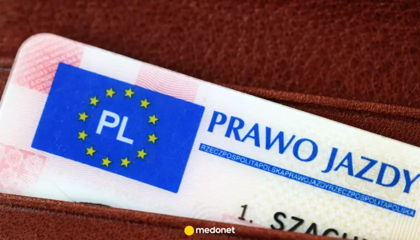 Prawo jazdy PL w portfelu. Bez niego jazda w okularach bez wpisu jest niemożliwa.