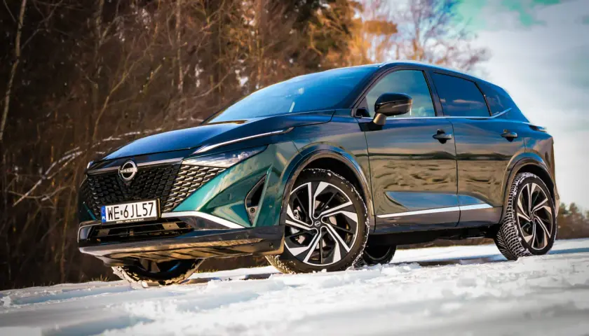 Nowy Nissan Qashqai 2025 w zimowej scenerii, gotowy na śnieżne wyzwania.