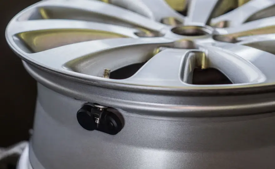 Czujniki ciśnienia opon TPMS - jak działają i ile kosztują?