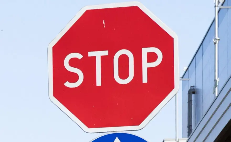 Znak stop B-20 - Jak zatrzymać się prawidłowo i uniknąć mandatu?