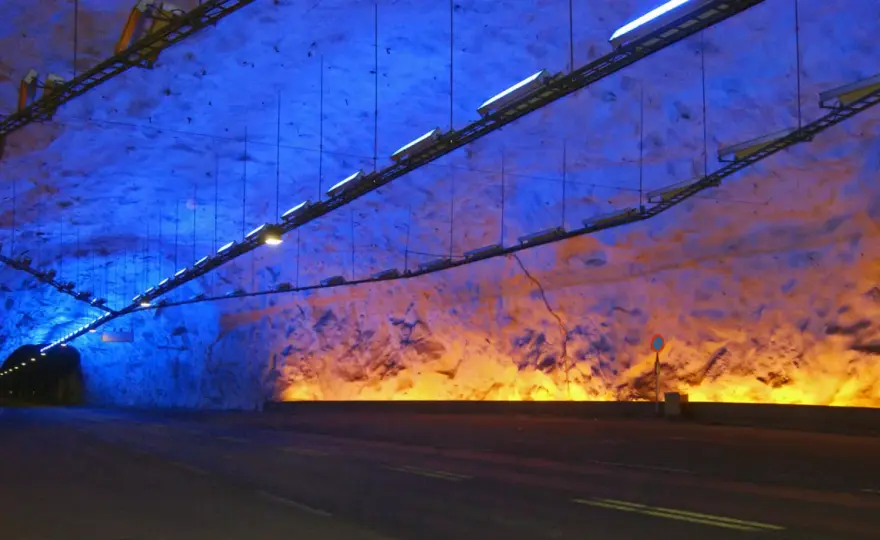 Najdłuższy tunel na świecie - Co z autem w długiej trasie?