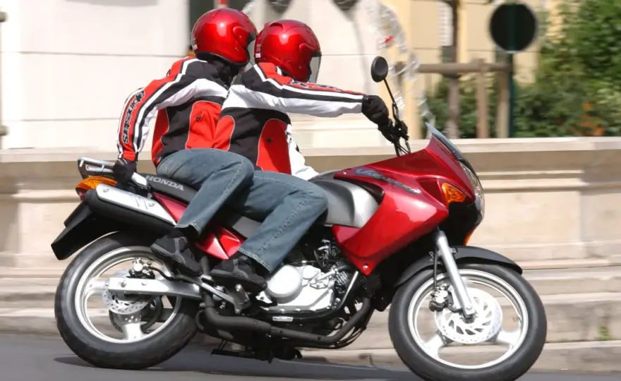 Prawo jazdy na motor 125 - B czy A1? Uniknij typowych błędów!