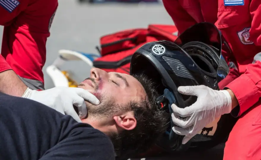 Wypadek motocyklisty i motoambulans. Jak pomóc bez ryzyka?