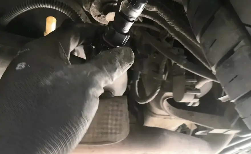 Gdzie jest zbiornik płynu DPF w Volvo V50 i jak go uzupełnić?