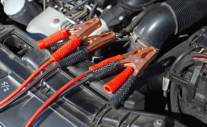 Prostownik który kabel to plus – uniknij błędów przy podłączeniu