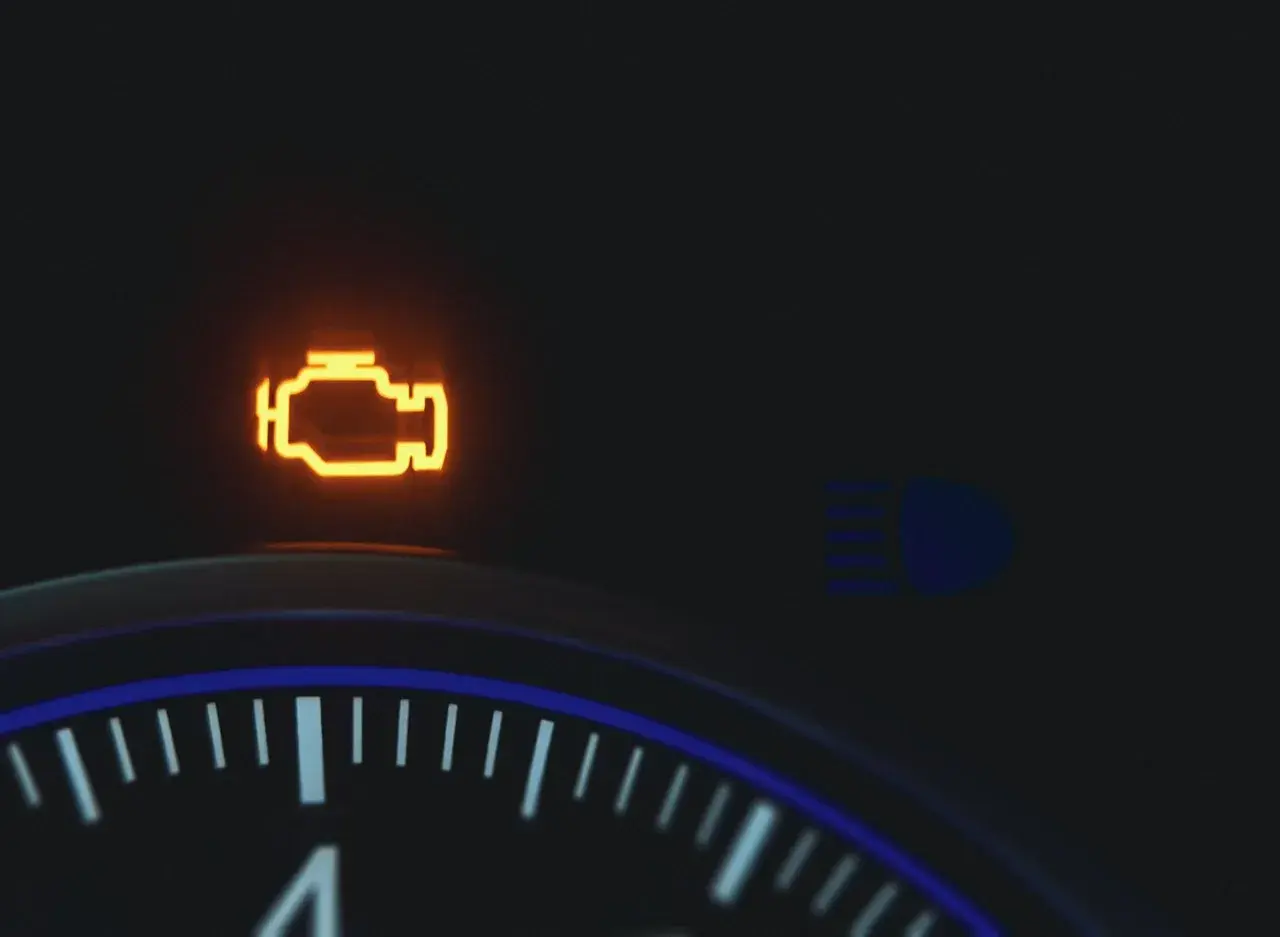 Pomarańczowa kontrolka check engine świeci na desce rozdzielczej. Czas sprawdzić, co się dzieje z silnikiem.