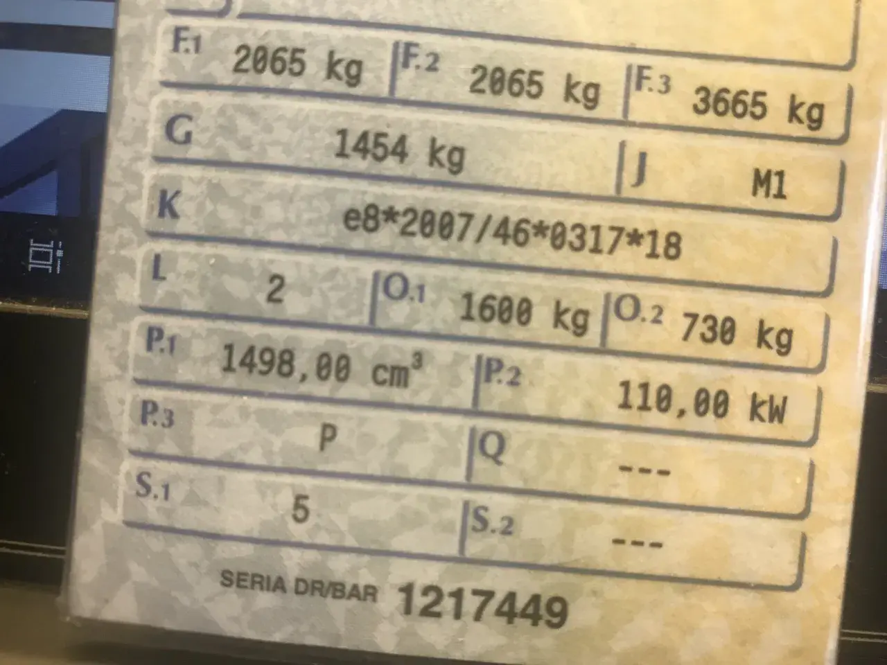 Fragment dowodu rejestracyjnego pojazdu z danymi technicznymi, w tym masa własna 1454 kg i homologacja e8*2007/46*0317*18.