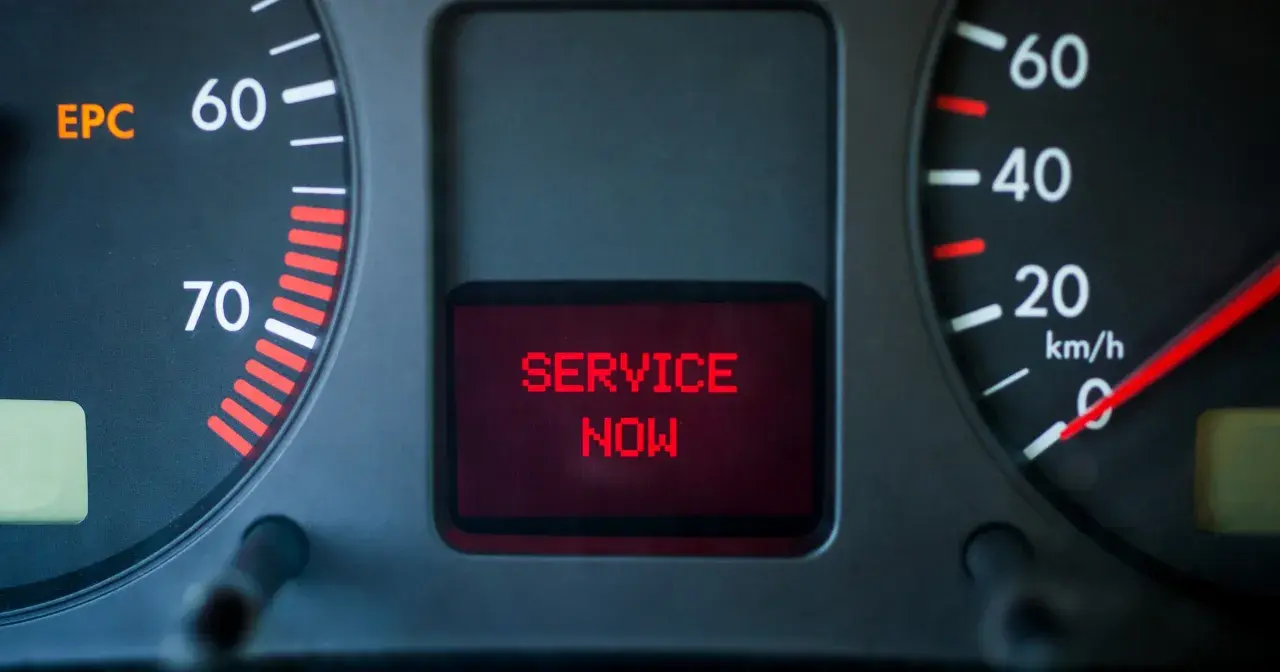 Kontrolka EPC świeci się, a na wyświetlaczu widnieje komunikat "SERVICE NOW". Czas na wizytę w serwisie!