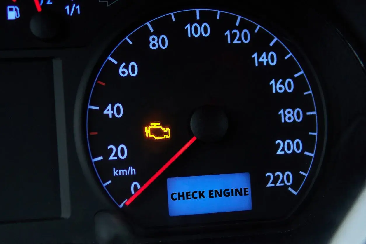 Kontrolka "check engine" świeci się na desce rozdzielczej. Dowiedz się, jak skasować błąd check engine bez komputera.