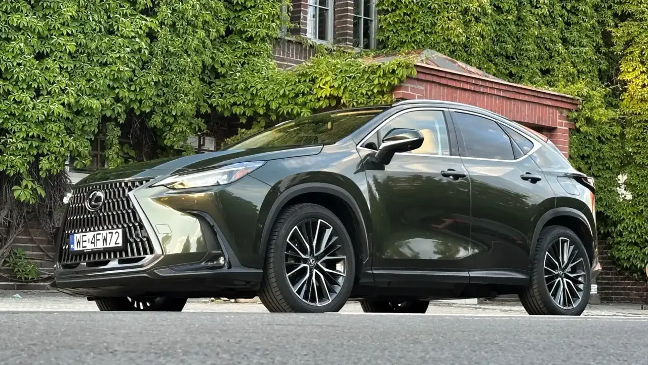 Elegancki, ciemnozielony Lexus NX 450h+ na tle zielonej ściany z cegły. Sprawdź jego atrakcyjną lexus nx 450h+ cenę!