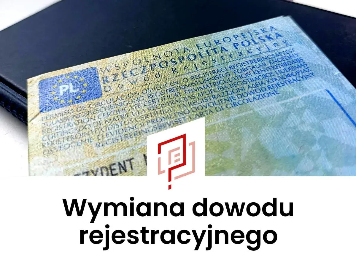 Dokument "Wymiana dowodu rejestracyjnego" leży na ciemnej powierzchni. Widoczny jest fragment dowodu rejestracyjnego pojazdu z oznaczeniem PL.