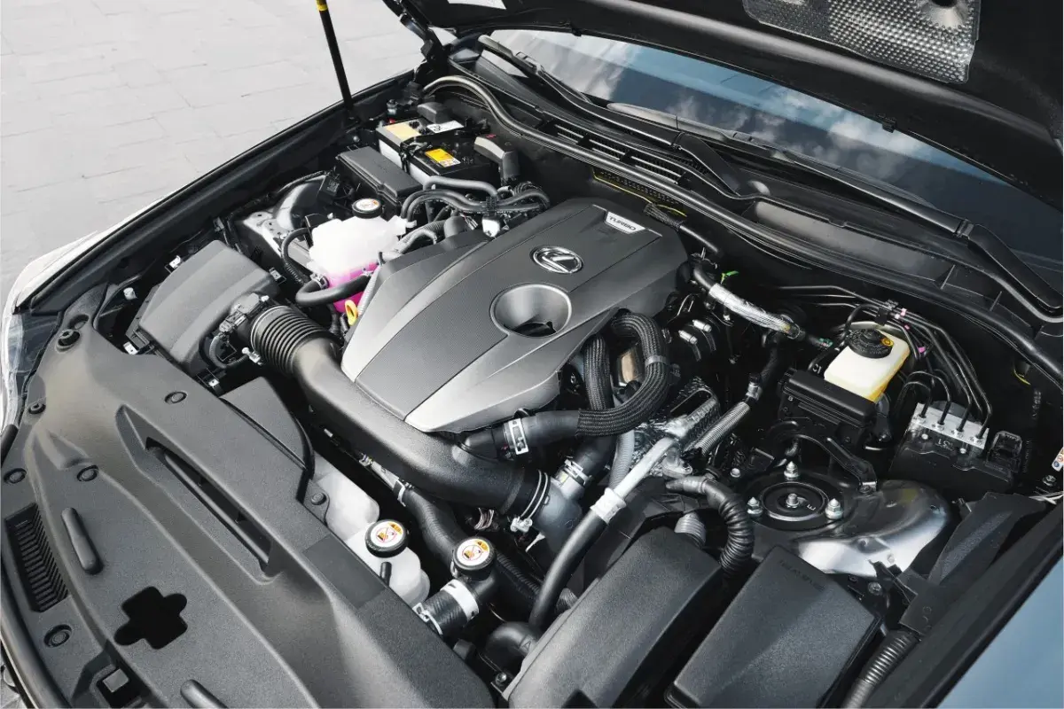 Silnik Lexus z napisem TURBO. Potężny biturbo gotowy do akcji.