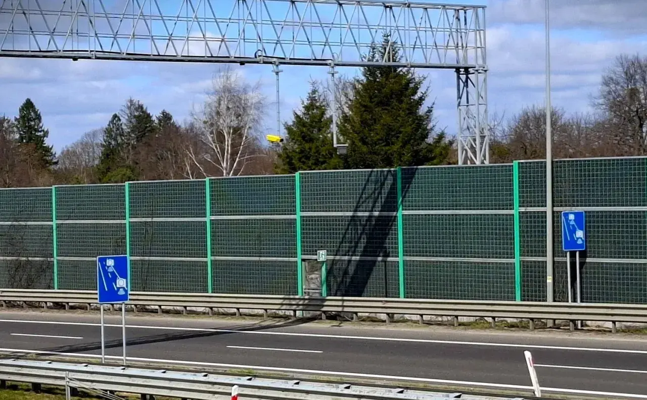 Znak informuje o odcinkowym pomiarze prędkości. Uważaj na drogach, by nie dostać mandatu.