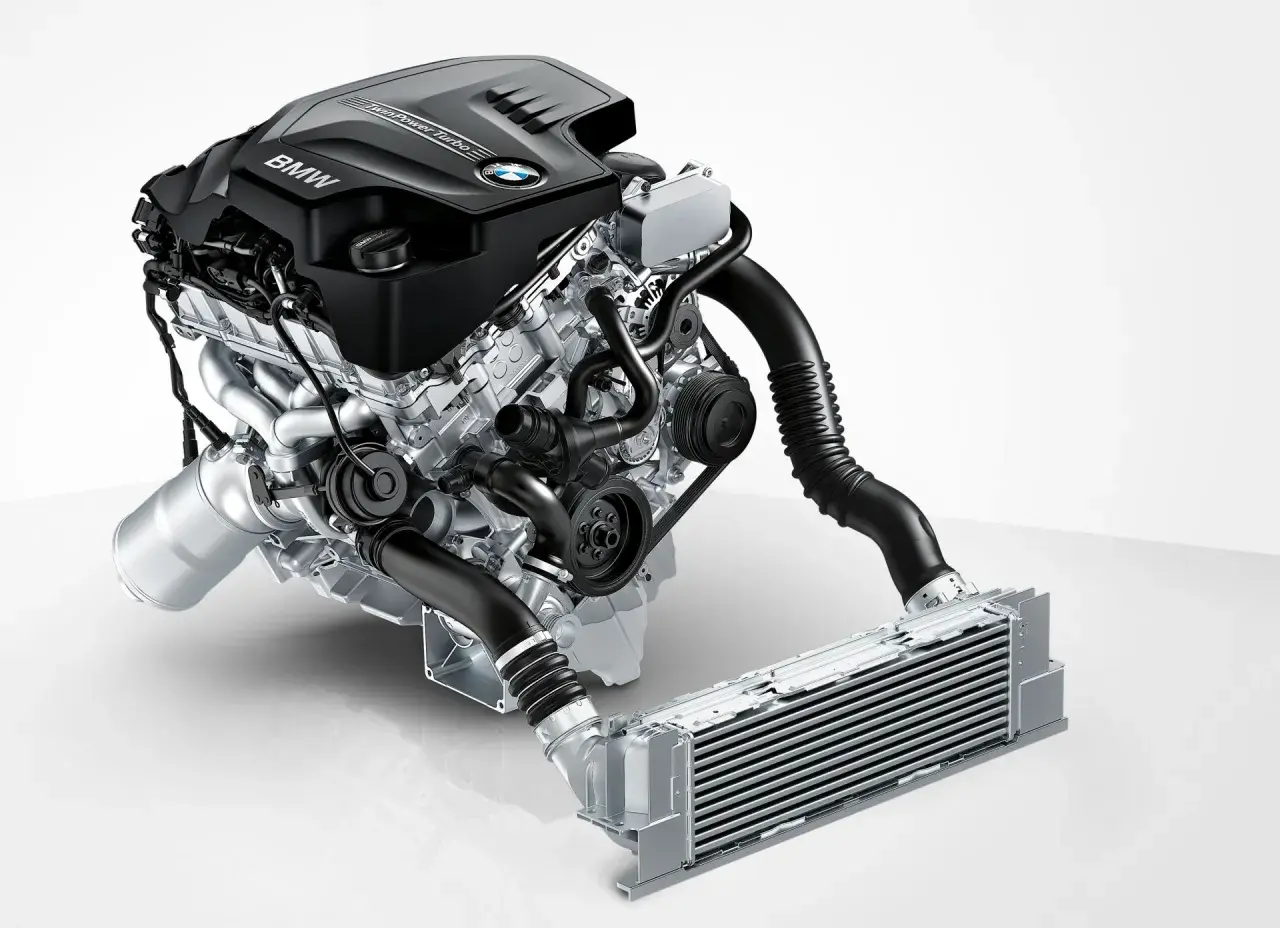 Silnik BMW TwinPower Turbo, model n20, z turbosprężarką i intercoolerem.