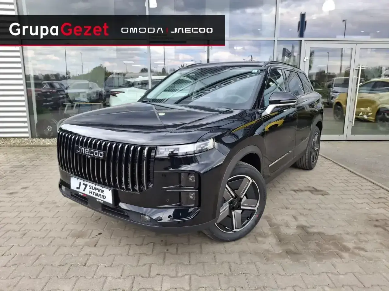 Czarny Jaecoo 7 Super Hybrid przed salonem Grupa Gezet. Sprawdź atrakcyjną jaecoo 7 cenę i ofertę.