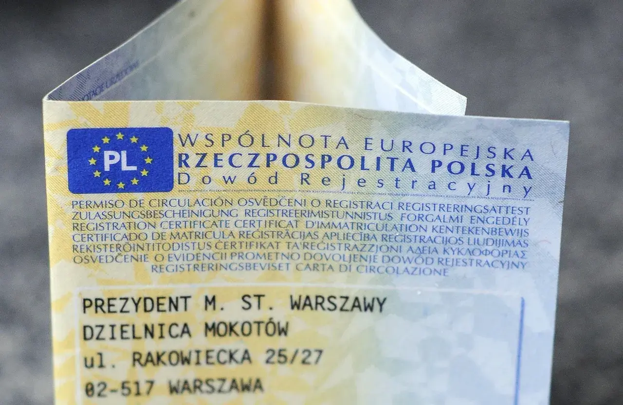 Dowód rejestracyjny z pieczątką "PREZYDENT M. ST. WARSZAWY DZIELNICA MOKOTÓW", widoczny jest problem z brakiem miejsca w dowodzie rejestracyjnym.