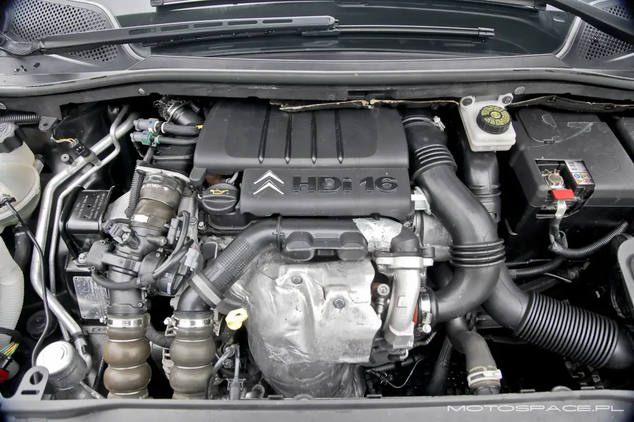 Silnik Citroen C4 1.6 HDi z widocznymi elementami układu dolotowego i chłodzenia.