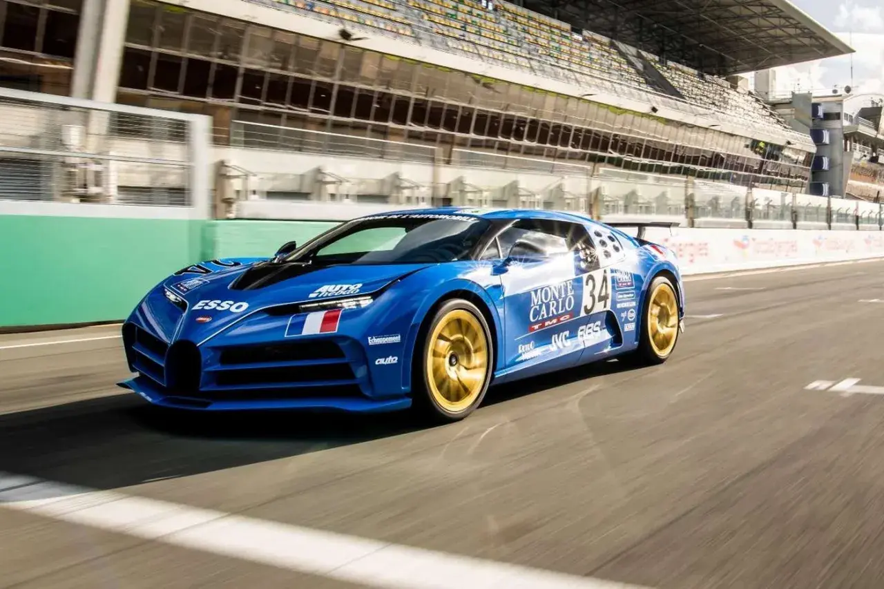 Niebieski Bugatti Centodieci z numerem 34 i złotymi felgami pędzi po torze wyścigowym.