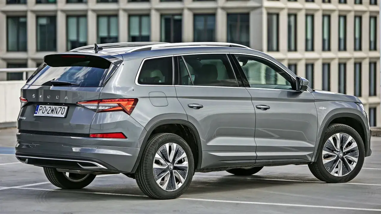 Szary Skoda Kodiaq na parkingu. Sprawdź aktualne skoda kodiaq - ceny i oferty.