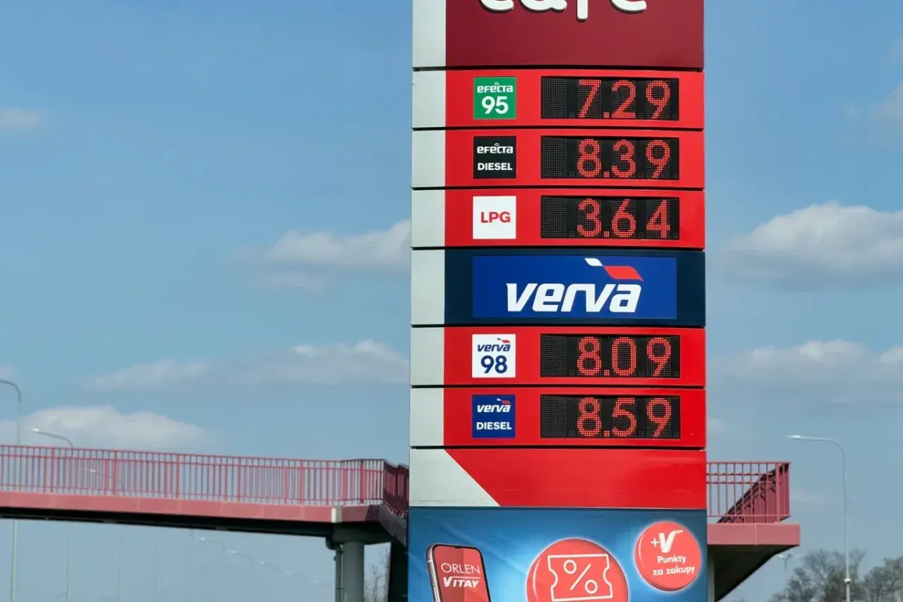 Cennik stacji paliw: benzyna 95 za 7.29, diesel za 8.39, LPG za 3.64. Verva 98 kosztuje 8.09, a Verva Diesel 8.59.