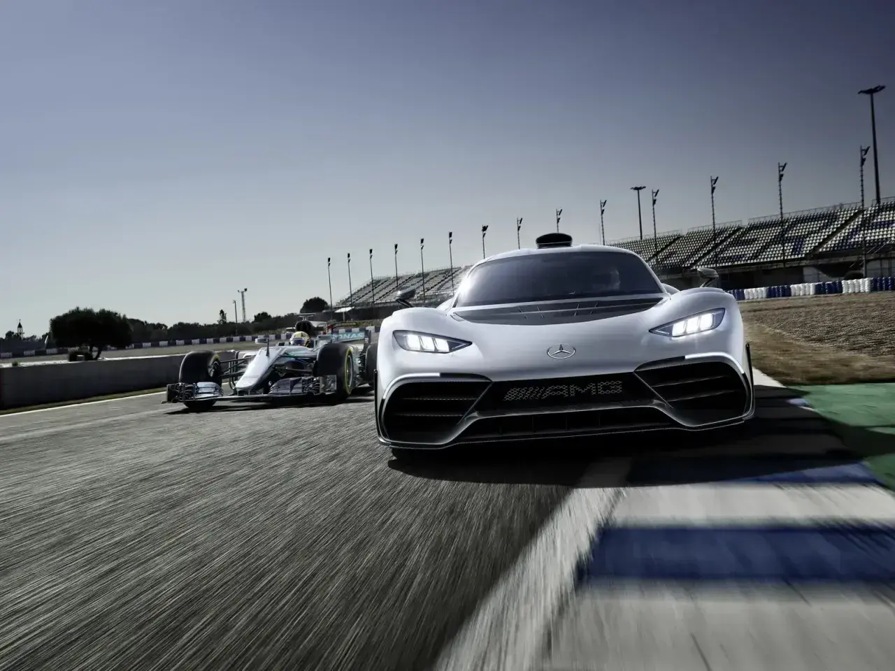 Mercedes Project One na torze wyścigowym, ścigany przez bolid F1. Dwa wcielenia prędkości.