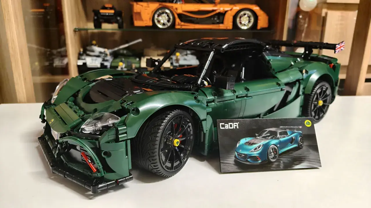 Zielony model samochodu Lotus Exige z klocków, obok którego leży pudełko z jego wizerunkiem.