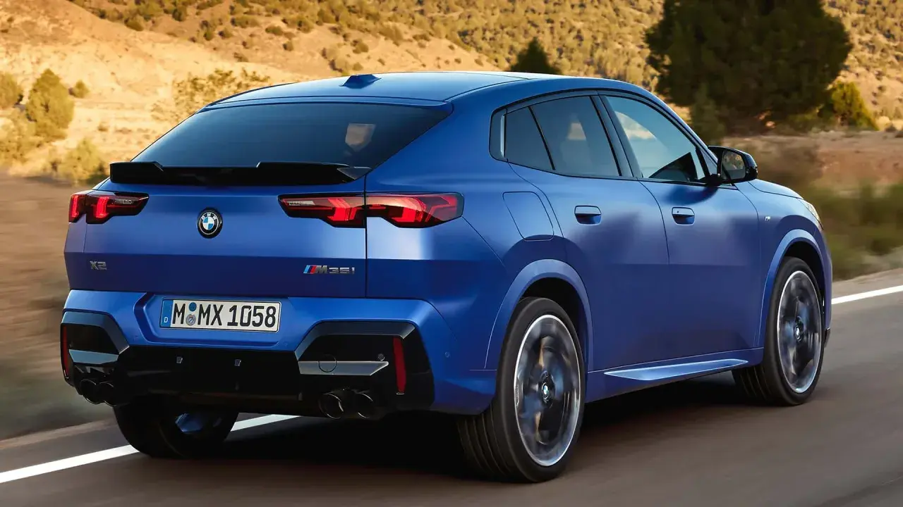 Niebieskie BMW X2 M35i pędzi po drodze. Sprawdź aktualną bmw x2 cena i dostępne konfiguracje.
