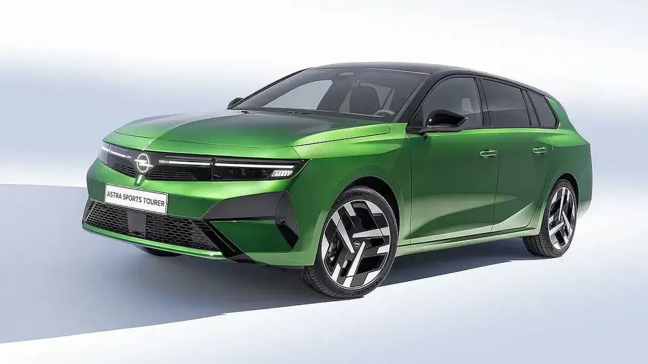 Nowy model Opla Astry Sports Tourer w jaskrawym zielonym kolorze, z czarnym dachem i futurystycznymi felgami.