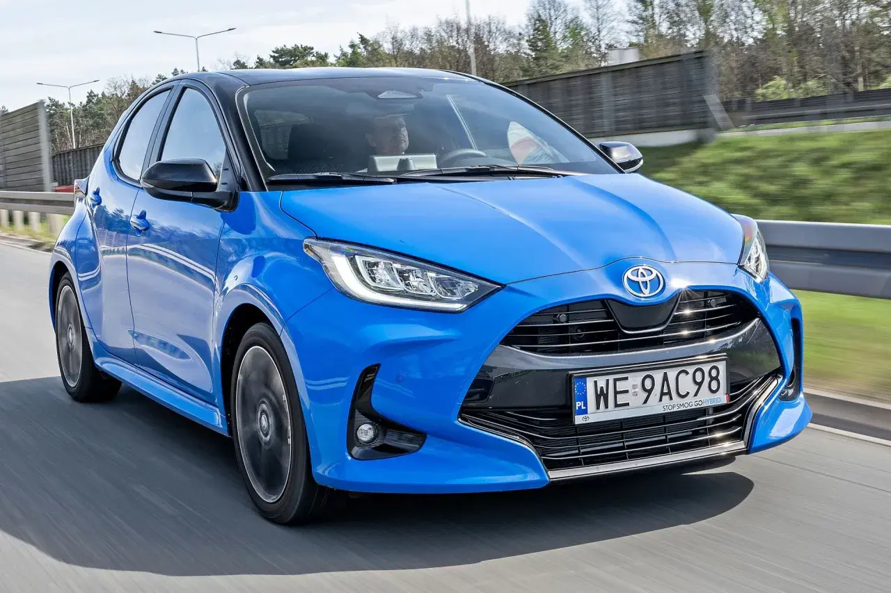 Niebieski Toyota Yaris Hybrid w ruchu. Sprawdź atrakcyjną toyota yaris cena i wybierz swój wymarzony model.