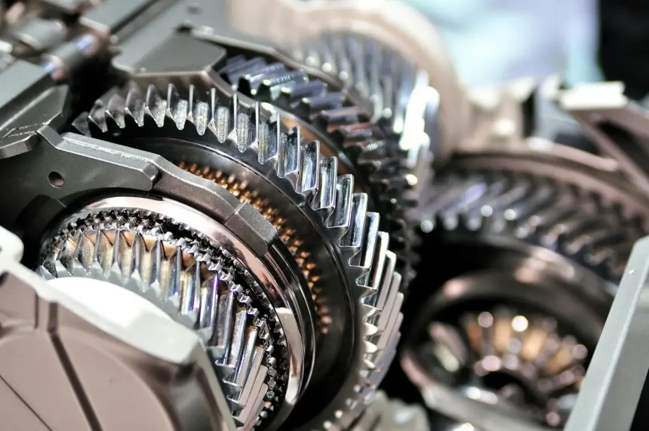 Metalowe koła zębate w przekładni. Precyzyjny reduktor gotowy do pracy, błyszczące zęby tworzą skomplikowany mechanizm.