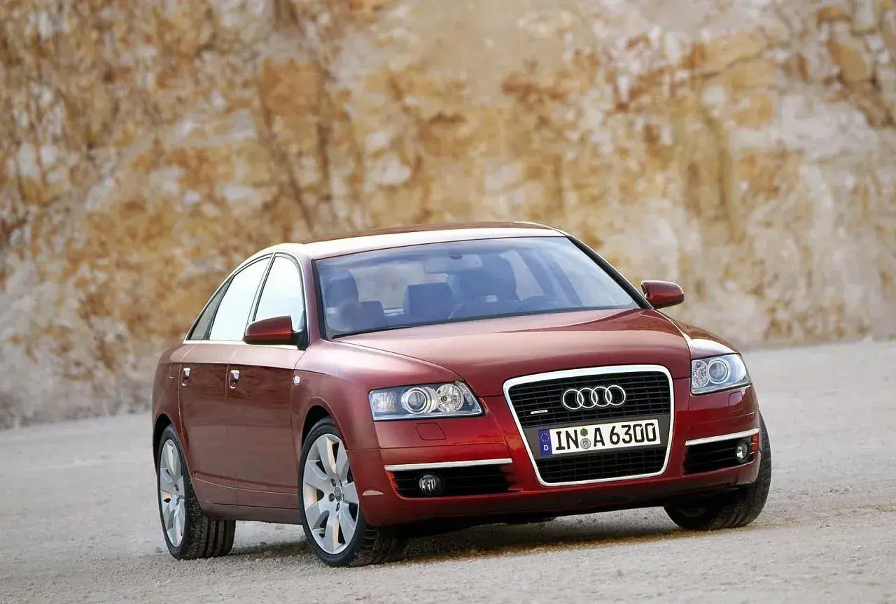 Czerwony Audi A6 C6 2.7 TDI na tle skalistego zbocza.